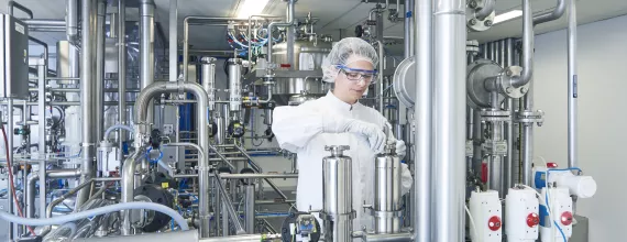 Especialista de producción cerrando una válvula media
