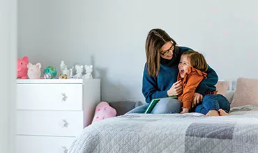 Teaser Über uns Mutter und Tochter im Kinderzimmer Mutter und Tochter im Kinderzimmer
