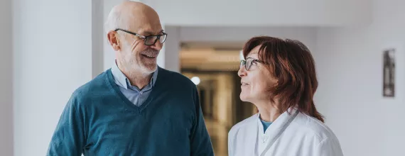 Porträt eines Patienten und einer Pflegekraft im Gespräch