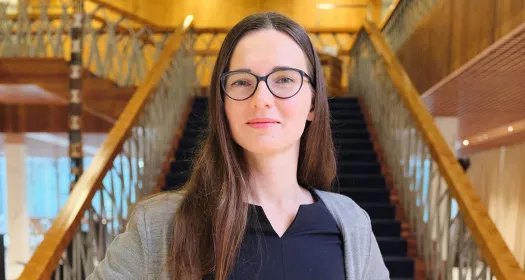 Forretningskvinne ved trappen på kontoret