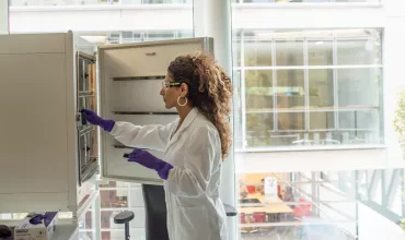 Científica en laboratorio Científica en laboratorio
