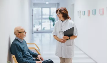 Médica hablando con un adulto mayor Médica hablando con un adulto mayor