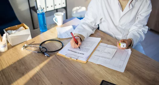 Doctora escribiendo receta médica