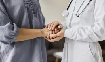 Paciente y médico de la mano Paciente y médico de la mano