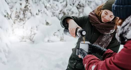 Venner med en kopp varm te på fjelltur