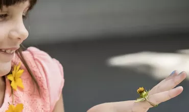 Fille avec une fleur Fille avec une fleur