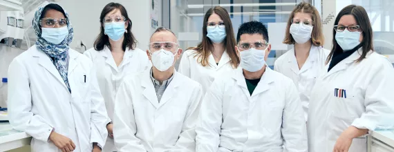 Un gruppo di scienziati si trova nel NIBR labs 1 Un gruppo di scienziati si trova nel NIBR labs 1
