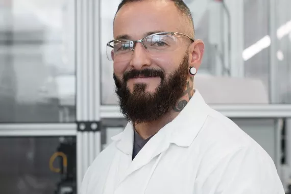 Novartis em Portugal men in laboratory