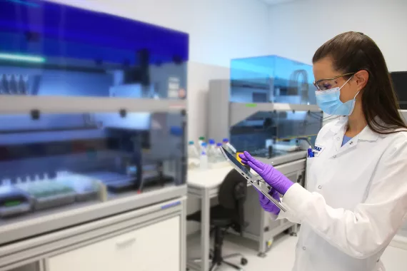 Novartis v Sloveniji. Znanstvenica v laboratoriju Novartis v Sloveniji. Znanstvenica v laboratoriju