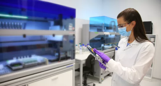 Novartis v Sloveniji. Znanstvenica v laboratoriju
