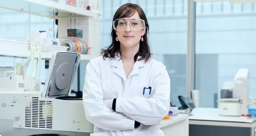Eine Novartis Labormitarbeiterin