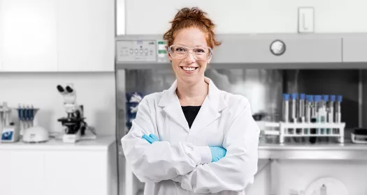 Eine Novartis Labormitarbeiterin