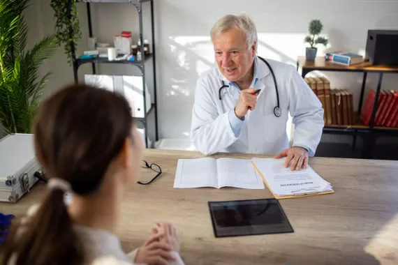 Een arts met een patient Een arts met een patient
