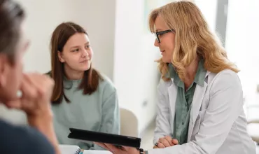 Paciente joven conversando con doctora Paciente joven conversando con doctora