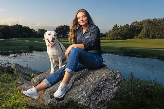 Kate Kostelyk, Patientin mit IgA-Nephropathie (IgAN), und ihr Labrador Dakoda in Mims, Florida Kate Kostelyk, Patientin mit IgA-Nephropathie (IgAN), und ihr Labrador Dakoda in Mims, Florida