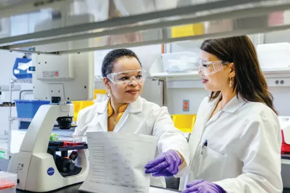 Wetenschappers in een laboratorium Scientists working in laboratorium