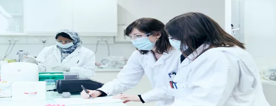 Delle scienziate stanno conducendo degli sperimenti per una ricerca innovativa nei NIBR labs 10 Delle scienziate stanno conducendo degli sperimenti per una ricerca innovativa nei NIBR labs 10