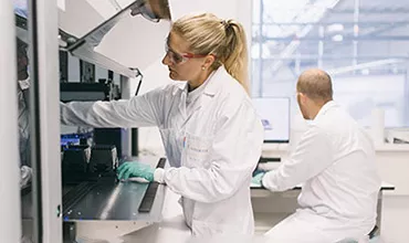 Zwei Wissenschaftler im Labor Teaser Über uns 2025