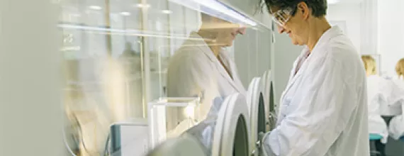 Eine Wissenschaftlerin im Labor