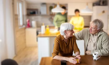 Seniorzy podczas rozmowy Seniorzy podczas rozmowy
