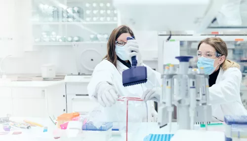 Científica en el laboratorio