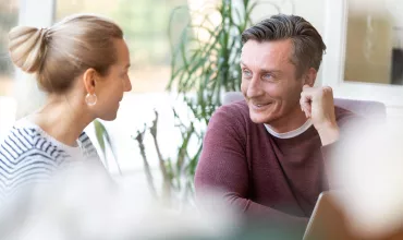 Conversatie tussen een man en een vrouw Conversatie tussen een man en een vrouw