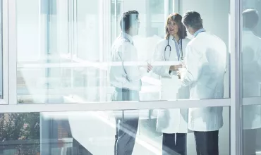 Lekári rozprávajúci sa v nemocnici Lekári rozprávajúci sa v nemocnici