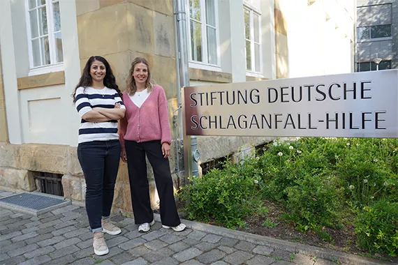 Schlaganfall-Lotsen für die Hauptstadtregion (Fotoquelle: Stiftung Deutsche Schlaganfall-Hilfe) Die neuen Berliner Schlaganfall-Lotsinnen Isra Khedher (links) und Judy Hennessen erhielten ihre Schulung bei der Schlaganfall-Hilfe. (Fotoquelle: Stiftung Deutsche Schlaganfall-Hilfe)